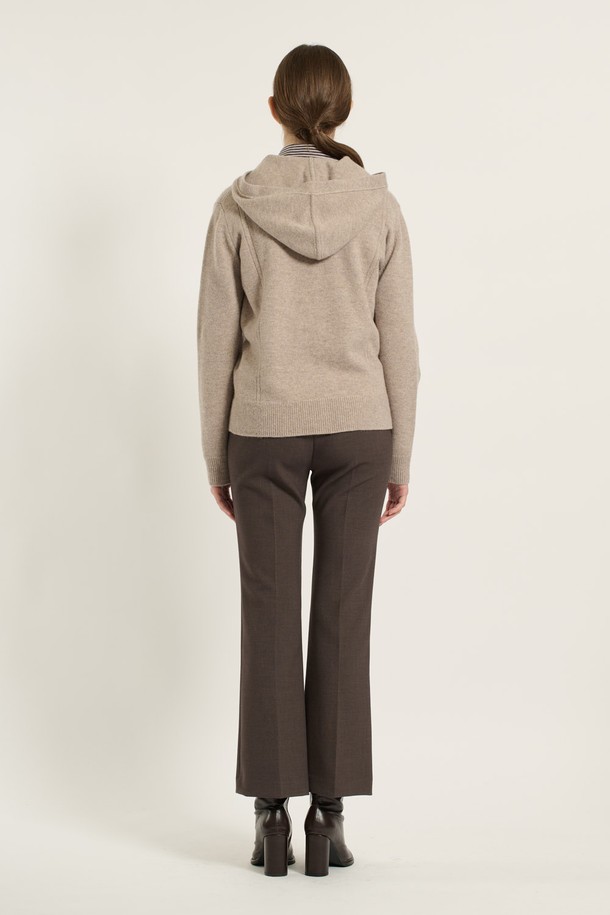 [25WT] 울 버튼 후드 가디건 - DARK BEIGE (B5D9K10373)는 여성용 상의 가디건입니다. 다크 베이지 색상의 울 소재로 제작되어 가을, 겨울에 착용하기 좋습니다. 베이직하고 캐주얼한 스타일로, 레귤러 핏에 긴 소매 기장과 레귤러 기장으로 디자인되었습니다. 후드 디자인과 버튼 여밈 방식으로, 출근룩이나 모임룩에 활용하기 좋으며, 캐주얼, 클래식, 미니멀 스타일을 연출할 수 있습니다. 두꺼운 두께감과 부드러운 촉감으로 편안하게 착용할 수 있습니다.
