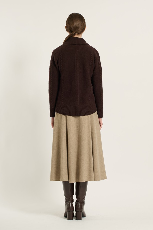 [25WT] 케이블 카라 가디건 - DARK BROWN B5D9K10875는 깊이 있는 다크 브라운 컬러의 여성용 가을/겨울 가디건입니다. 울 소재로 제작되어 부드러운 촉감과 두꺼운 두께감으로 따뜻함을 선사하며, 클래식한 무드의 케이블 패턴이 돋보입니다. 카라 디자인과 긴 소매, 레귤러 핏으로 세련된 실루엣을 연출하며, 버튼 여밈으로 간편하게 착용할 수 있습니다. 데이트룩, 모임룩 등 다양한 TPO에 활용 가능하며, 미니멀하면서도 클래식한 스타일을 완성합니다.
