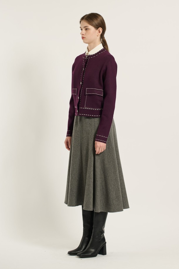 세련된 무드를 연출하는 [25WT] 스티치 배색 가디건 - PURPLE(퍼플)입니다. 부드러운 니트 소재에 라운드넥 디자인으로 편안한 착용감을 선사하며, 레귤러 핏과 얇은 두께감으로 봄, 가을 시즌에 활용하기 좋습니다. 클래식하고 엘레강스한 스타일을 살려주는 스티치 배색 디테일이 돋보이며, 데이트룩, 모임룩, 소개팅룩 등 다양한 TPO에 매치하기 용이합니다. 미니멀, 로맨틱 스타일을 즐겨 입는 여성분들께 추천하는 아이템입니다. 긴 소매 기장으로 더욱 여성스러운 분위기를 더합니다.
