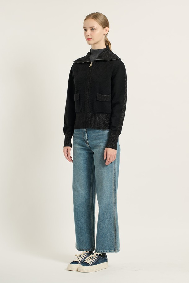 [25WT] 와이드 카라 니트 집업 - BLACK B5D9K17999는 여성용 상의 니트/스웨터입니다. 가을, 겨울에 착용하기 좋으며, 일상 및 캐주얼 룩에 적합합니다. 블랙 컬러의 레귤러핏 제품으로, 클래식, 모던, 캐주얼 스타일을 연출할 수 있습니다. 폴리에스테르, 레이온, 아크릴, 나일론 혼방 소재로 제작되었으며, 부드러운 촉감과 보통 두께감으로 편안하게 착용할 수 있습니다. 와이드 카라 넥 라인과 긴 소매, 지퍼 여밈 방식, 포켓 및 리브 짜임 디자인으로 포인트를 더했습니다.
