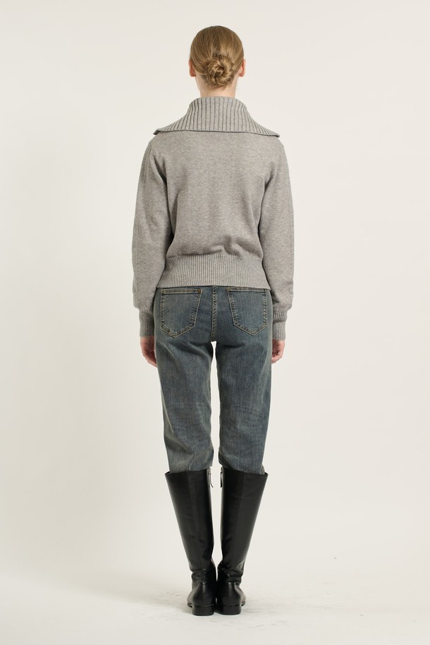 [25WT] 와이드 카라 니트 집업은 여성 의류로, 일상 및 캐주얼 스타일을 위한 니트/스웨터입니다. M GRAY (그레이) 컬러의 레귤러핏 긴소매 디자인으로, 봄, 가을, 겨울 계절에 착용하기 좋습니다. 와이드 카라와 포켓 디테일이 돋보이며, 무지 또는 골지 패턴으로 베이직하면서도 캐주얼한 무드를 연출합니다. 출근룩, 미니멀, 클래식 스타일에도 잘 어울리는 활용도 높은 아이템입니다.
