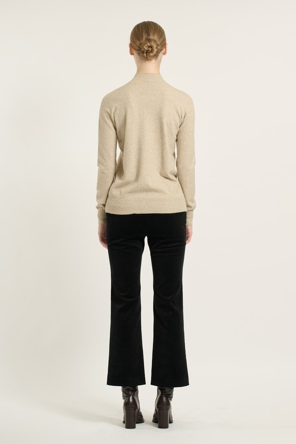 세련된 무드의 여성 [25WT] 반하이넥 니트 - LIGHT BEIGE B5D9K47971입니다. 부드러운 촉감의 폴리에스터, 아크릴, 나일론, 모, 레이온 혼방 소재로 제작되어 가을, 겨울 시즌에 따뜻하게 착용하기 좋습니다. 레귤러핏에 반하이넥 디자인으로 클래식, 모던, 베이직한 스타일을 연출하며, 오피스룩, 출근룩, 모임룩 등 다양한 TPO에 활용 가능합니다. 라이트 베이지, 브라운, 미디엄 그레이, 블랙 4가지 다채로운 컬러로 만나보세요. 골지 패턴으로 포인트를 더했으며, 핏은 레귤러, 소매는 긴 기장입니다.
