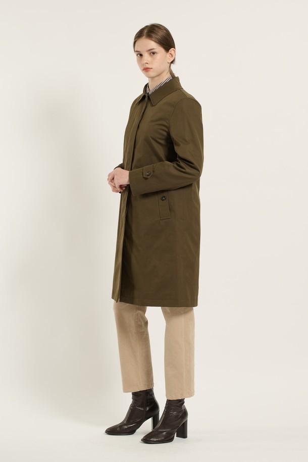 [25WT] 클래식 라이너 싱글 트렌치코트 - KHAKI BROWN (카키 브라운) B5D9N70185는 여성용 아우터로, 봄, 가을, 겨울 세 계절에 걸쳐 활용 가능한 롱 기장의 트렌치코트입니다. 캐주얼, 모던, 클래식 스타일을 아우르며, 무지 패턴에 레귤러 핏으로 제작되었습니다. 면과 폴리에스터 혼방 소재로 탄탄한 촉감을 제공하며, 싱글 버튼 여밈 방식과 긴 소매, 소매 버튼 디테일이 특징입니다. 라이너가 포함되어 보온성을 높였으며, 출근룩과 모임룩 모두에 잘 어울리는 제품입니다.

