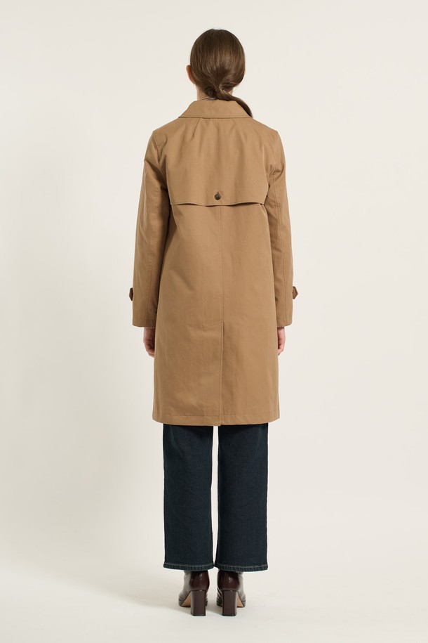 [25WT] 클래식 라이너 싱글 트렌치코트 - CAMEL B5D9N70180는 여성 고객을 위한 아우터입니다. 카멜과 카키 브라운 두 가지 색상으로 제공되며, 봄, 가을, 간절기에 입기 좋습니다. 클래식, 캐주얼, 포멀, 모던 스타일을 아우르는 무지 디자인의 롱 기장 트렌치코트입니다. 싱글 버튼 여밈 방식에 슬림핏으로 떨어지며, 라이너가 포함되어 있고 소매 비조 디테일이 돋보입니다. 출근룩과 데이트룩에 모두 잘 어울리는 제품입니다.
