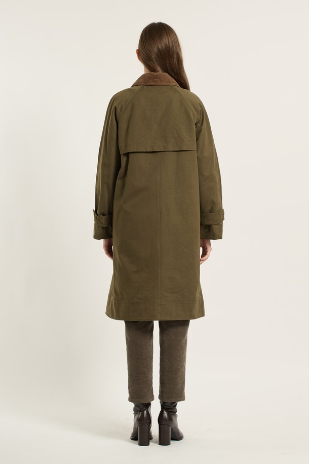 [25WT] 래글런 라이너 트렌치 코트 - KHAKI BROWN B5D9N70285는 클래식, 베이직, 캐주얼 스타일을 아우르는 여성용 트렌치 코트입니다. 카키 브라운, 블랙 두 가지 색상으로 출시되었으며, 봄, 가을, 겨울, 간절기 모두 착용 가능합니다. 무지 패턴에 롱 기장, 래글런 소매 디자인으로 편안한 착용감을 선사하며, 탈부착 라이너가 있어 보온성을 조절할 수 있습니다. 면, 폴리에스터, 나일론 혼방 소재로 제작되었으며, 부드러우면서도 튼튼한 촉감을 느낄 수 있습니다. 싱글 버튼과 스냅 여밈 방식, 히든 버튼 디테일로 깔끔한 디자인을 완성했습니다. 출근룩, 오피스룩, 모임룩 등 다양한 TPO에 활용 가능합니다.
