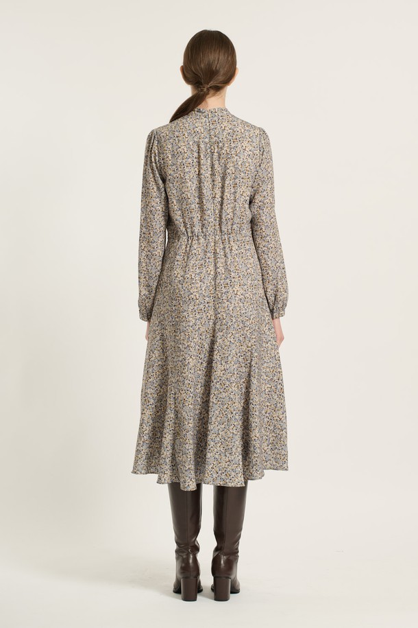 세련된 분위기를 연출하는 [25WT] 타이 플레어 프린트 원피스 - M BEIGE B5D9O60172입니다. 부드러운 폴리에스테르 소재로 제작되어 편안한 착용감을 선사하며, 가을과 겨울에 어울리는 긴 소매 디자인입니다. 플라워 프린트와 A라인 플레어 스커트가 페미닌하고 우아한 무드를 자아내며, 리본넥 디테일로 여성스러움을 더했습니다. 하객룩이나 모임룩으로 활용하기 좋으며, 클래식, 로맨틱, 미니멀 스타일을 즐겨 입는 여성분들께 추천합니다.
