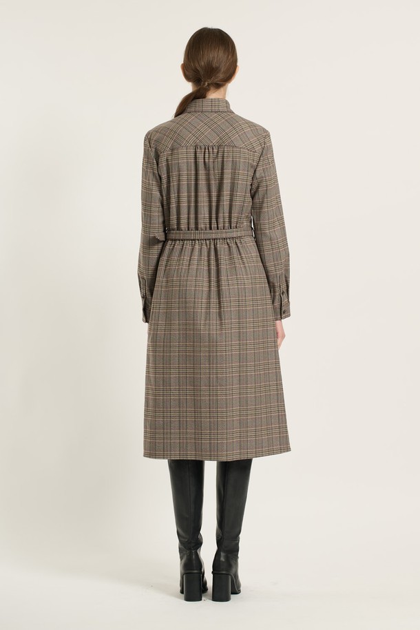 세련된 체크 패턴과 M BROWN 컬러가 돋보이는 [25WT] 체크 소재 셔츠형 원피스입니다. 부드러운 촉감과 유연함을 선사하는 폴리에스터, 레이온, 폴리우레탄, 면 혼방 소재로 제작되어 편안한 착용감을 제공합니다. 허리 벨트가 포함되어 있어 슬림핏 또는 레귤러핏으로 연출 가능하며, 버튼 디테일과 앞면 버튼으로 클래식하고 우아한 분위기를 더합니다. 긴 소매 기장과 카라 디자인은 봄, 가을, 겨울, 그리고 사계절 모두 활용 가능하며, 출근룩, 데이트룩, 오피스룩 등 다양한 TPO에 맞춰 세련된 스타일을 완성해 보세요.

