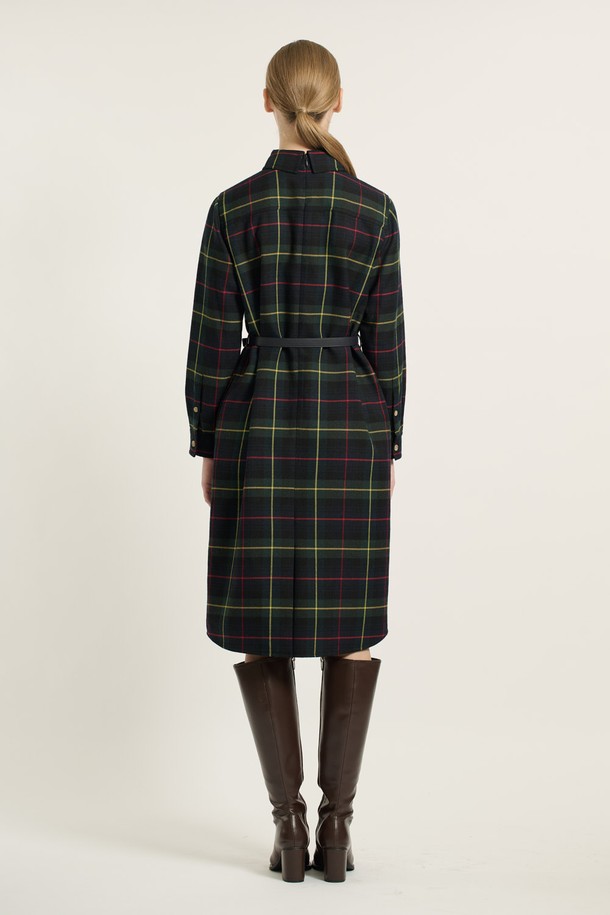 세련된 H라인 실루엣의 [25WT] H라인 체크 원피스 - DARK GREEN (다크 그린)입니다. 부드러운 촉감과 편안한 착용감을 선사하며, 가을과 겨울 시즌에 어울리는 두께감으로 제작되었습니다. 카라넥 디자인과 긴 소매, 그리고 허리 벨트 디테일이 클래식하고 우아한 분위기를 더합니다. 체크 패턴과 다크 그린 컬러의 조화가 세련된 무드를 연출하며, 오피스룩, 하객룩, 모임룩 등 다양한 TPO에 활용 가능합니다. 안감이 있어 더욱 안정적인 착용감을 제공합니다.

