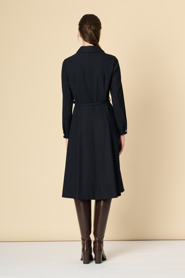 세련된 분위기를 연출하는 [25WT] 벨티드 플레어 원피스 - DARK NAVY B5D9O61056입니다. 슬림핏으로 떨어지는 A라인 플레어 스커트가 여성스러운 실루엣을 강조하며, 허리 벨트가 포함되어 있어 허리 라인을 더욱 돋보이게 합니다. 카라넥 디자인과 앞 단추, 싱글 버튼 디테일이 클래식하고 우아한 무드를 선사하며, 봄, 가을, 겨울 시즌에 활용하기 좋습니다. 오피스룩, 하객룩, 모임룩 등 다양한 TPO에 맞춰 미니멀하고 세련된 스타일을 연출해보세요. 롱 기장의 DARK NAVY 컬러 무지 원피스로, 당신의 옷장에 특별함을 더해줄 것입니다.
