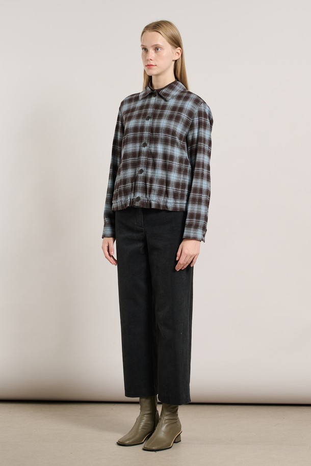 **[25WT] 체크 윈터 셔츠 - 라이트 블루 A5W9B40451**는 여성용 셔츠/블라우스로, 겨울철 출근룩에 적합한 캐주얼 스타일의 제품입니다. 라이트 블루 컬러의 체크 패턴이 돋보이며, 루즈핏과 긴 소매, 브이넥 디자인으로 편안하면서도 세련된 느낌을 선사합니다. 두꺼운 두께감으로 따뜻함을 더하며, 윈터 셔츠 특유의 포근한 착용감을 느낄 수 있습니다. 캐주얼, 클래식, 미니멀 스타일을 모두 아우르는 디자인으로 다양한 연출이 가능합니다.
