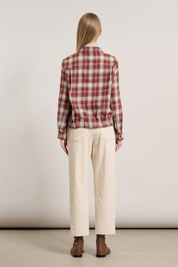 [25WT] 체크 윈터 셔츠 - DARK RED A5W9B40425는 여성용 셔츠/블라우스로, 겨울 시즌에 어울리는 두꺼운 두께감의 긴소매 셔츠입니다. 다크 레드의 체크 패턴이 돋보이며, 부드러운 촉감의 면 소재로 제작되었습니다. 차이나칼라와 버튼 여밈 방식으로 캐주얼, 베이직, 클래식, 미니멀 스타일을 연출할 수 있습니다. 일상 및 출근룩에 활용하기 좋은 윈터 시리즈 제품입니다.
