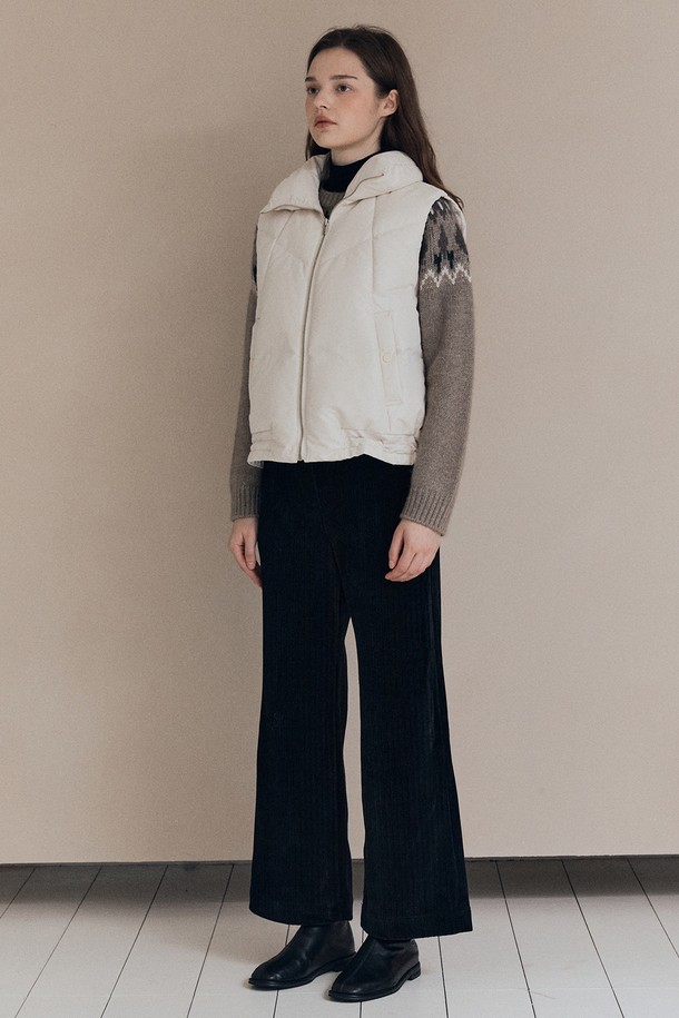 [25WT] 밴드넥 볼륨 베스트 - CREAM A5W9F50214는 여성스러운 실루엣을 연출하는 크림 컬러의 베스트입니다. 밴드넥 디자인과 레귤러 핏으로 제작되었으며, 캐주얼, 클래식, 미니멀 스타일을 모두 소화할 수 있습니다. 가을, 겨울 시즌에 적합하며, 두꺼운 두께감과 부드러운 촉감의 폴리에스테르 소재로 제작되어 포근함을 선사합니다. 볼륨감 있는 디자인과 패딩 안감으로 보온성을 높였으며, 출근룩으로도 활용 가능합니다. 무지 패턴으로 어떤 옷에도 쉽게 매치할 수 있는 활용도 높은 아이템입니다.
