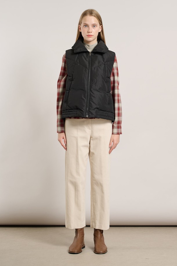 [25WT] 밴드넥 볼륨 베스트 - BLACK A5W9F50299는 여성용 베스트로, 가을과 겨울에 따뜻하게 착용할 수 있습니다. 밴드넥 디자인과 오버핏으로 캐주얼하고 스포티한 스타일을 연출하며, 볼륨감 있는 퀼팅 디테일이 특징입니다. 부드러운 촉감의 폴리에스테르 소재에 두꺼운 안감(패딩)으로 보온성을 높였습니다. 무지 디자인의 블랙 컬러로 다양한 룩에 매치하기 용이하며, 일상복으로 활용하기 좋습니다.
