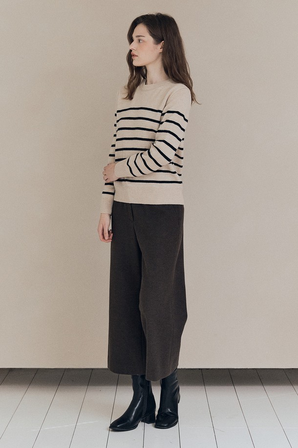 [25WT] 스트라이프 라운드넥 풀오버 - BLACK A5W9K40199는 여성용 상의로, 가을과 겨울에 착용하기 좋은 두꺼운 울 소재의 니트/스웨터입니다. 블랙 컬러에 베이직하고 캐주얼한 스트라이프 패턴이 돋보이며, 레귤러 핏의 긴소매 라운드넥 디자인으로 제작되었습니다. 부드러운 촉감과 풀오버 스타일로 편안한 착용감을 선사하며, 캐주얼, 클래식, 미니멀 스타일 연출에 활용하기 좋습니다. 일상복으로 활용하기 좋은 아이템입니다.
