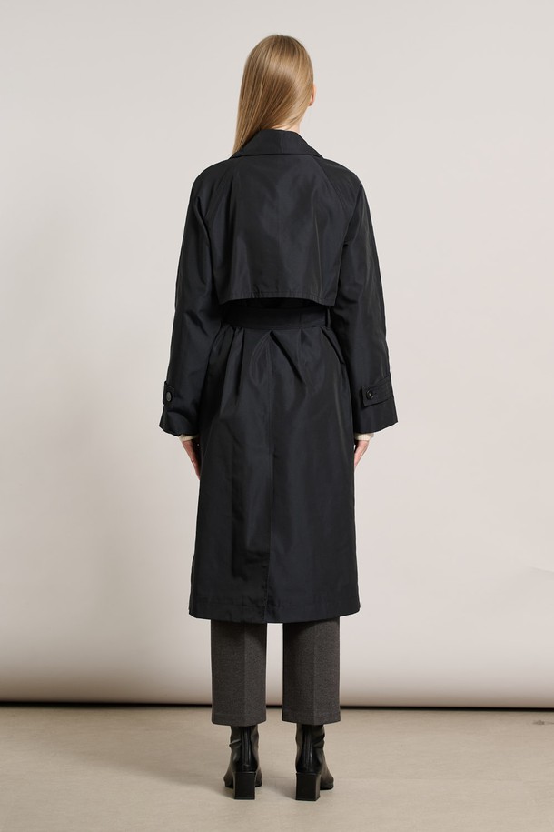 [25WT] 퀼팅 내피 탈부착형 트렌치 - DARK NAVY A5W9N70156는 여성용 아우터 트렌치코트입니다. 다크 네이비 색상의 레귤러핏으로, 봄, 가을에 착용하기 좋습니다. 무지 디자인에 더블 버튼 여밈 방식을 적용하여 클래식하고 베이직한 스타일을 연출합니다. 특히, 퀼팅 내피가 탈부착 가능하여 보온성을 조절할 수 있습니다. 출근룩, 오피스룩, 모임룩 등 다양한 TPO에 미니멀하고 시크한 스타일을 더해보세요.
