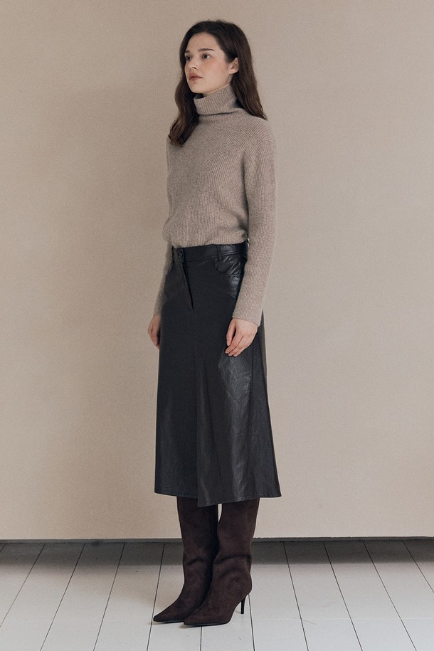 [25WT] 페이크 레더 롱 스커트 - DARK BROWN A5W9S20575는 여성용 롱 스커트입니다. 다크 브라운 색상의 인조 가죽 소재로 제작되어 가을, 겨울에 착용하기 좋습니다. A라인의 레귤러핏으로 모던하고 미니멀한 스타일을 연출하며, 뻣뻣한 촉감과 두꺼운 두께감이 특징입니다. 데이트룩, 모임룩, 미니멀, 클래식, 시크 스타일을 즐겨 입는 분들께 추천합니다. 무지 디자인으로 다양한 상의와 매치하기 용이합니다.
