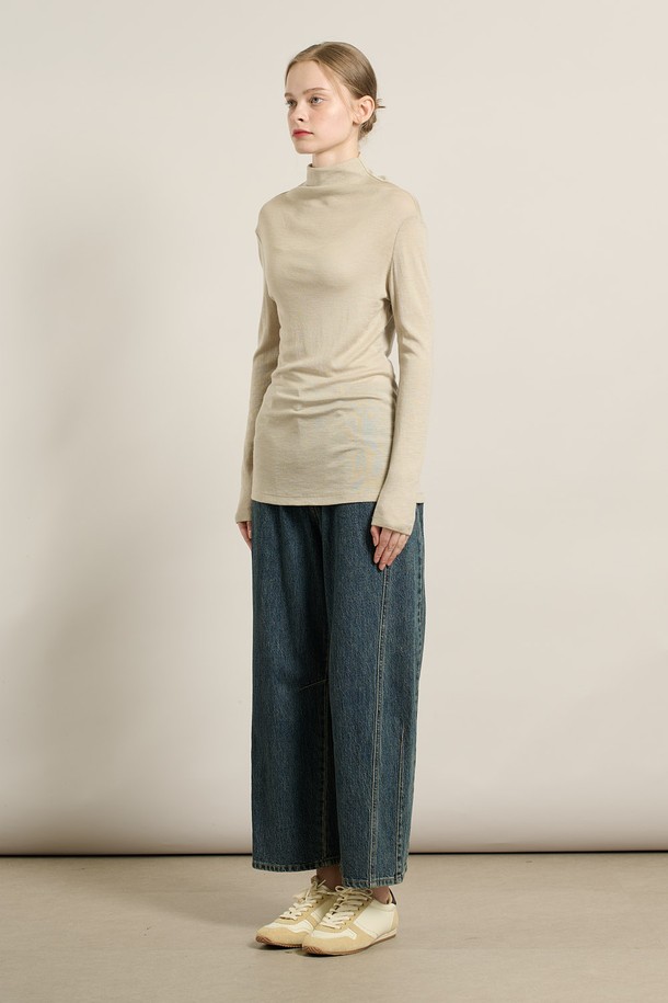 "[25WT] 울 소프트 폴라 티셔츠 - LIGHT BEIGE A5W9X40171"는 부드러운 촉감의 울 소재로 제작되어 가을, 겨울철 따뜻하게 착용하기 좋은 여성 폴라 티셔츠입니다. 라이트 베이지 컬러의 무지 디자인으로, 베이직한 스타일을 선호하는 분들께 추천드립니다. 레귤러핏과 레귤러 기장으로 편안한 착용감을 선사하며, 출근룩, 모임룩 등 다양한 TPO에 활용할 수 있습니다. 클래식, 미니멀, 캐주얼 등 어떤 스타일에도 잘 어울려 활용도가 높은 아이템입니다. 부드러운 소프트 터치로 피부에 닿는 감촉이 좋습니다.
