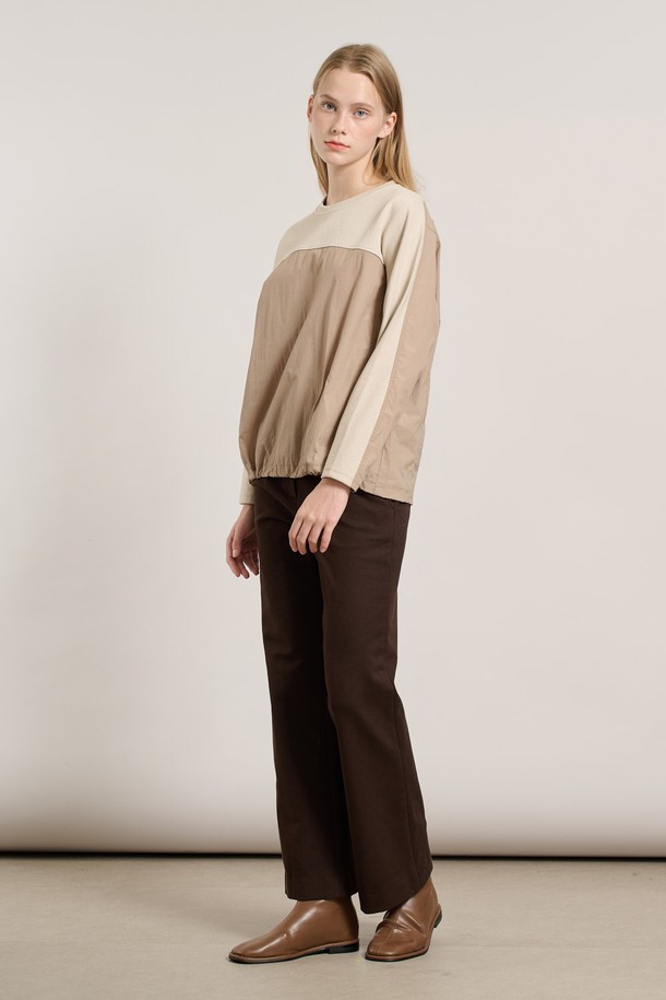 [25WT] 배색 져지 블라우스 - LIGHT BEIGE A5W9X40371는 여성스러운 스타일을 연출하는 블라우스입니다. 라이트 베이지와 브라운 컬러의 배색 디자인이 돋보이며, 얇고 부드러운 져지 소재로 제작되어 편안한 착용감을 선사합니다. 라운드넥과 7부 소매 기장, 레귤러핏 디자인으로 어떤 하의와도 잘 어울려 출근룩 또는 모임룩으로 활용하기 좋습니다. 미니멀하고 베이직한 스타일로, 봄, 가을 시즌에 제격입니다.
