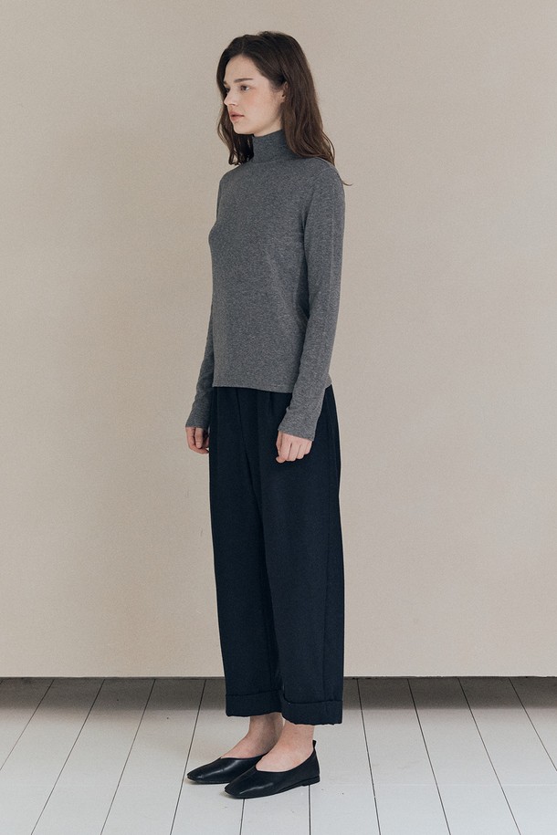 [25WT] 베이직 져지 풀오버는 여성용 풀오버로, 가을과 겨울에 따뜻하게 입을 수 있는 두꺼운 져지 소재의 제품입니다. 라이트 그레이 색상의 무지 디자인에 레귤러핏과 터틀넥이 적용되어 베이직하면서도 세련된 스타일을 연출합니다. 긴 소매 기장과 부드러운 촉감으로 편안한 착용감을 선사하며, 데일리 아이템으로 활용하기 좋습니다. 클래식, 미니멀, 캐주얼 등 다양한 스타일과 매치하여 폭넓게 활용할 수 있습니다.
