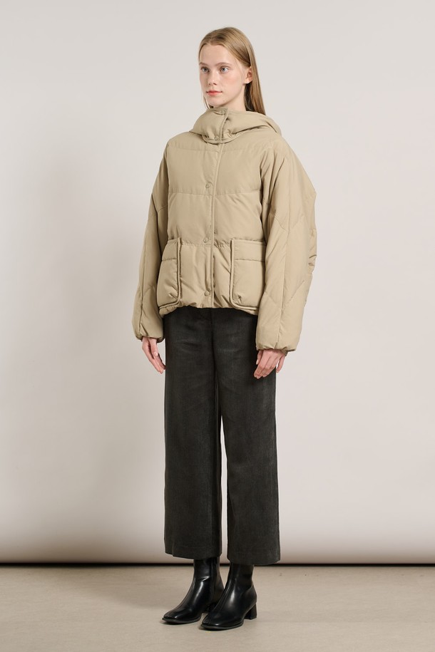 [25WT] 후드 탈착 코쿤다운 - LIGHT BEIGE A5WAF81271는 겨울철 데일리룩에 어울리는 여성용 다운 점퍼입니다. 베이직한 디자인에 무지 패턴으로 미니멀, 클래식, 캐주얼 스타일을 연출하기 좋습니다. 부드러운 촉감의 나일론, 폴리에스터 혼방 소재로 제작되었으며, 넉넉한 루즈핏과 크롭 기장으로 편안하게 착용할 수 있습니다. 후드는 탈착 가능하며, 방풍 기능과 보온성을 갖춰 추운 날씨에도 따뜻하게 입을 수 있습니다. 거위 솜털과 깃털 안감으로 뛰어난 보온성을 제공하며, 지퍼와 스냅으로 여밈이 가능합니다.
