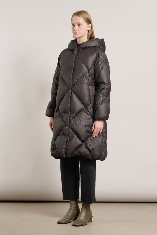 [25WT] 후드 빅 다이아 구스다운 - DARK GRAY A5WAF82417는 추운 겨울, 당신을 따뜻하게 감싸줄 여성용 롱 기장의 구스다운 아우터입니다. 다크 그레이 컬러에 베이직한 스타일로, 어떤 옷에도 쉽게 매치할 수 있으며, 오버핏 디자인으로 편안한 착용감을 선사합니다. 
빅 다이아 퀄팅 디자인이 돋보이며, 부드러운 촉감과 두꺼운 두께로 뛰어난 보온성을 제공합니다. 후드 타입에 집업 스타일로 간편하게 입고 벗을 수 있으며, 긴 소매 기장으로 더욱 따뜻하게 몸을 보호합니다. 여행룩, 캠핑룩 등 다양한 TPO에 활용 가능하며, 미니멀, 클래식, 캐주얼 스타일을 즐기는 분들께 추천합니다.
