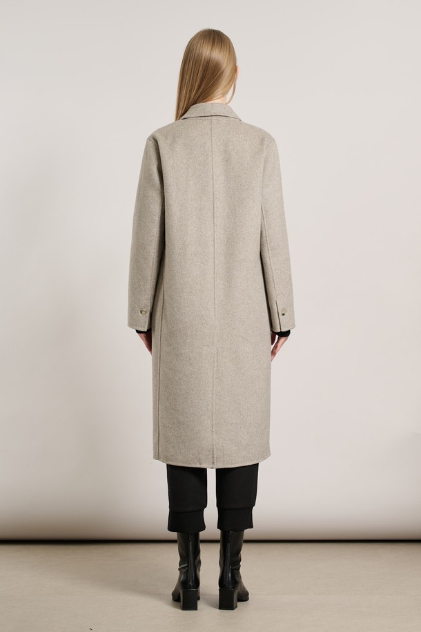 [25WT] 핸드메이드 투버튼 롱코트 - M BEIGE A5WAH82372는 여성용 롱 코트로, 가을과 겨울에 어울리는 두꺼운 울 소재의 핸드메이드 코트입니다. 베이지 색상에 미니멀하고 클래식한 스타일을 더했으며, 오버핏으로 편안한 착용감을 선사합니다. 더블 버튼 디테일과 긴 소매가 특징이며, 오피스룩, 출근룩, 모임룩 등 다양한 TPO에 활용할 수 있습니다. 무지 디자인으로 시크하고 세련된 분위기를 연출합니다.
