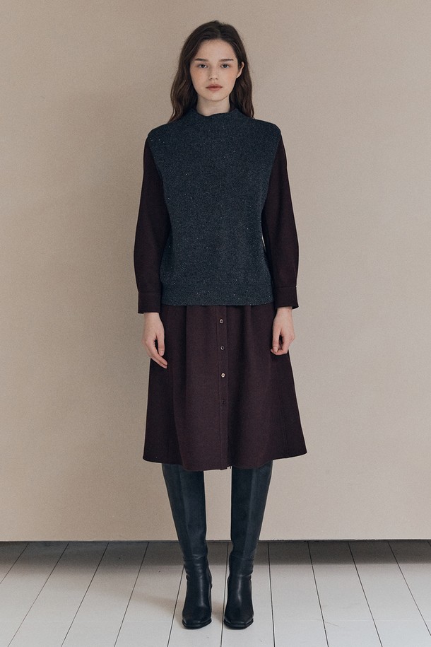 [25WT] 투웨이 글리터리 베스트 - CHARCOAL GRAY A5WAK51198는 차콜 그레이 색상의 여성용 베스트입니다. 울 소재로 제작되어 가을, 겨울에 착용하기 좋으며, 라운드넥에 레귤러핏으로 제작되었습니다. 베이직하면서도 클래식한 스타일을 연출하며, 글리터 패턴과 투웨이 디자인이 특징입니다. 출근룩과 모임룩 모두에 활용 가능하며, 뻣뻣한 촉감과 두꺼운 두께감으로 따뜻함을 더합니다.
