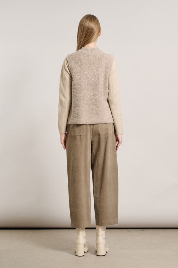 [25WT] 루플리 베스트 - LIGHT BEIGE A5WAK51271은 캐주얼, 미니멀, 클래식 스타일을 아우르는 여성용 베스트입니다. 라이트 베이지 컬러의 무지 디자인으로, 가을과 겨울에 따뜻하게 착용할 수 있습니다. 부드러운 촉감의 양털 또는 플리스 소재로 제작되어 두꺼운 두께감을 자랑하며, 집업 방식으로 간편하게 여밀 수 있습니다. 레귤러핏과 민소매 디자인으로 편안한 착용감을 선사하며, 집콕룩과 산책룩 등 다양한 상황에서 활용하기 좋습니다. 
