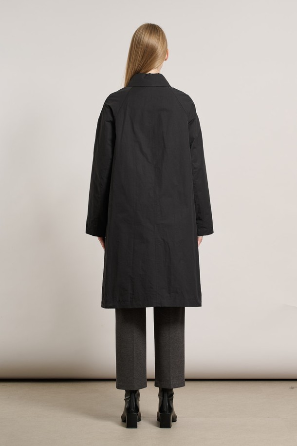 [25WT] 래글런 라이너 트랜치코트 - BLACK A5WAN71199는 여성용 아우터로, 봄/가을 계절에 착용하기 좋은 블랙 컬러의 트렌치코트입니다. 래글런 슬리브 디자인과 탈부착 가능한 라이너가 특징이며, 레귤러핏으로 제작되어 편안한 착용감을 선사합니다. 무지 패턴에 싱글 버튼 여밈 방식으로, 클래식하면서도 베이직한 스타일을 연출하며, 부드러운 폴리에스테르 소재로 제작되어 촉감이 좋습니다. 오피스룩, 출근룩, 모임룩 등 다양한 TPO에 활용 가능하며, 미니멀하고 시크한 스타일을 완성합니다.
