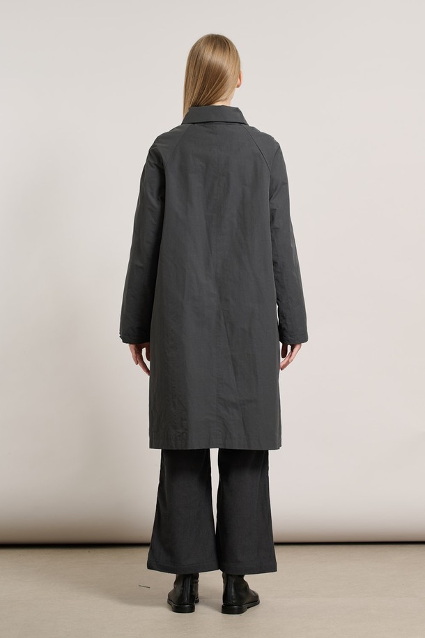 [25WT] 래글런 라이너 트랜치코트 - CHARCOAL GRAY A5WAN71198는 여성용 트렌치코트입니다. 차콜 그레이 색상의 무지 디자인으로, 클래식하고 베이직한 스타일을 연출합니다. 봄, 가을에 적합하며, 래글런 슬리브와 라이너 분리 기능이 특징입니다. 레귤러핏과 싱글버튼 여밈으로, 출근룩, 오피스룩, 모임룩 등 다양한 TPO에 활용 가능합니다. 부드러운 폴리에스테르 소재로 제작되었으며, 레귤러 기장의 긴 소매 트렌치코트입니다.
