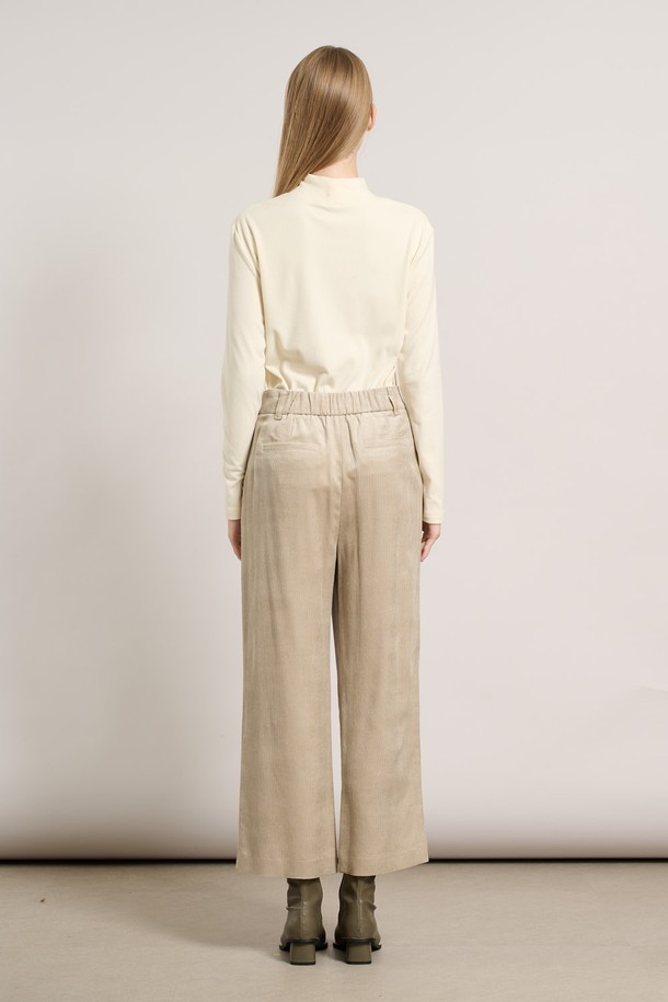 [25WT] 코듀로이 와이드 팬츠는 가을, 겨울 시즌에 어울리는 여성용 코듀로이 와이드 팬츠입니다. 라이트 베이지 컬러의 무지 디자인으로, 베이직하면서도 캐주얼한 스타일을 연출합니다. 루즈핏으로 편안하게 착용 가능하며, 두꺼운 두께감과 부드러운 촉감의 코듀로이 소재가 따뜻한 착용감을 선사합니다. 출근룩이나 모임룩 등 다양한 TPO에 활용 가능하며, 캐주얼, 클래식, 미니멀 스타일 모두 소화할 수 있습니다. 와이드한 실루엣이 특징이며, 밴딩 처리가 없는 디자인입니다.
