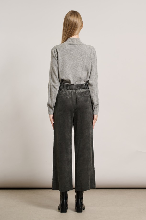 [25WT] 코듀로이 와이드 팬츠 - DARK GRAY A5WAP32217는 여성용 바지로, 가을과 겨울에 착용하기 좋은 두께감 있는 코듀로이 소재의 와이드 핏 팬츠입니다. 짙은 다크 그레이 컬러에 무지 패턴으로 디자인되어 캐주얼, 미니멀, 클래식 스타일을 연출하기 좋습니다. 출근룩으로 활용하기 좋으며, 편안하면서도 세련된 스타일을 완성해 줍니다. 밴딩이 없는 긴 기장의 바지로, 와이드한 핏이 특징입니다.
