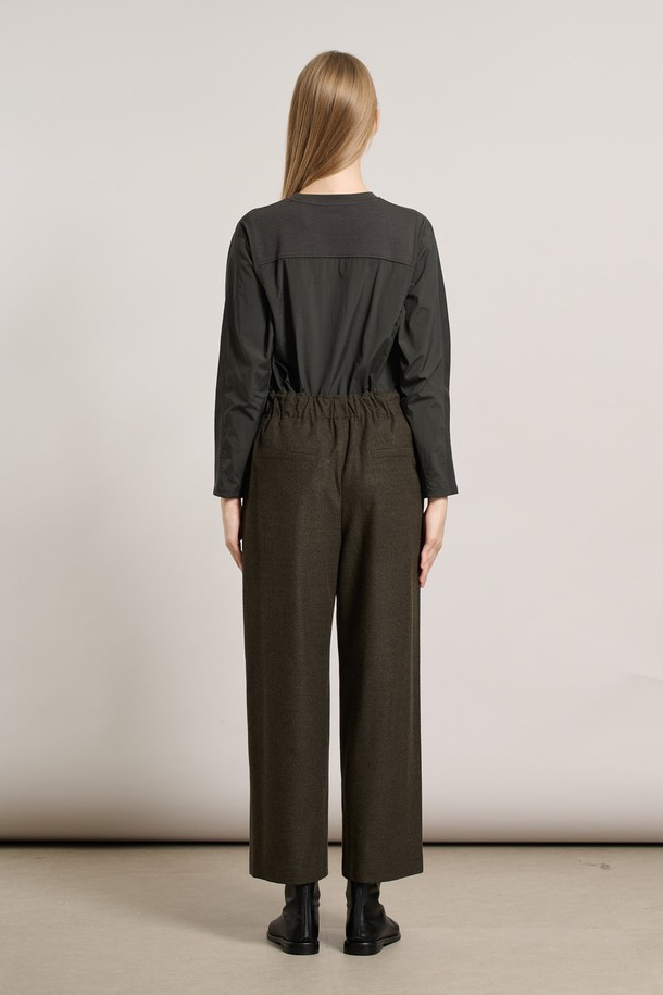 [25WT] 밴딩 와이드 팬츠 - 다크 카키 A5WAP32383은 캐주얼, 미니멀, 클래식 스타일을 아우르는 여성용 와이드 팬츠입니다. 톤 다운된 다크 카키 컬러로 가을, 겨울 시즌에 어울리는 차분한 분위기를 연출합니다. 밴딩 처리로 편안한 착용감을 제공하며, 루즈핏 디자인으로 활동성을 높였습니다. 일상에서 편안하게 착용할 수 있으며, 출근룩으로도 활용 가능한 실용적인 아이템입니다. 
