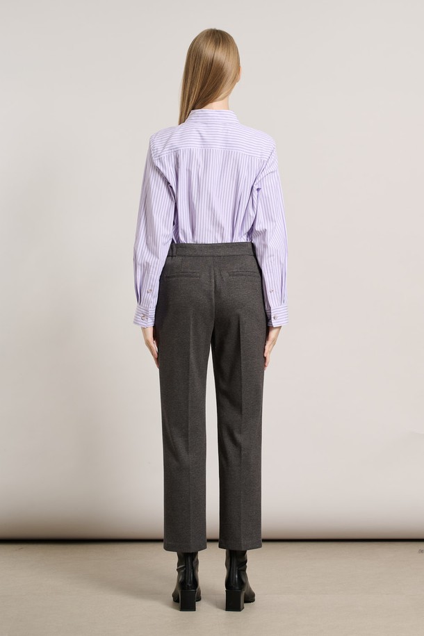 [25WT] 와끼밴딩 일자핏 팬츠 - CHARCOAL GRAY A5WAP38498는 여성 의류로, 베이직한 스타일의 일상복 및 출근룩으로 활용하기 좋은 긴바지입니다. 차콜 그레이 컬러의 무지 디자인으로 미니멀, 클래식, 캐주얼 등 다양한 스타일을 연출할 수 있습니다. 허리 부분 와끼밴딩 디테일로 편안한 착용감을 제공하며, 다리가 길어 보이는 일자핏 디자인이 특징입니다. 사계절 모두 활용 가능한 실용적인 아이템입니다.
