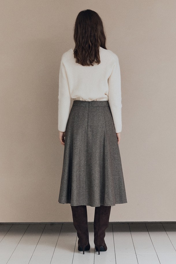 [25WT] 헤링본 플레어 스커트 - BROWN A5WAS21374는 클래식하고 베이직한 스타일의 여성용 플레어 스커트입니다. 브라운 컬러의 울 소재로 제작되어 가을과 겨울에 따뜻하게 착용할 수 있으며, 두꺼운 두께감과 뻣뻣한 촉감이 특징입니다. 헤링본 패턴이 돋보이며, A라인 실루엣의 플레어핏으로 여성스러운 분위기를 연출합니다. 오피스룩, 모임룩, 데이트룩 등 다양한 TPO에 활용 가능하며, 미니멀, 시크 스타일을 선호하는 분들께 추천합니다.
