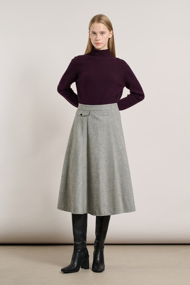 [25WT] 헤링본 플레어 스커트 - BLACK A5WAS21399는 가을, 겨울 시즌에 어울리는 여성용 플레어 스커트입니다. 울 소재로 제작되어 부드러운 촉감과 두꺼운 두께감으로 따뜻하게 착용할 수 있습니다. 클래식하고 베이직한 무드의 블랙 컬러 헤링본 패턴이 특징이며, A라인 실루엣의 플레어핏으로 여성스러운 분위기를 연출합니다. 오피스룩, 출근룩, 모임룩 등 다양한 TPO에 활용 가능하며, 미니멀, 시크 스타일을 선호하는 분들께 추천합니다.
