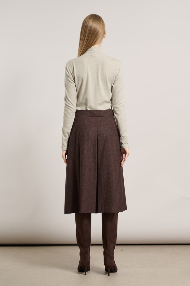 세련된 무드의 턱 플레어 스커트입니다. 다크 브라운 컬러로 가을, 겨울 시즌에 어울리는 차분하고 클래식한 분위기를 연출합니다. 턱 디테일이 더해져 플레어 라인의 여성스러운 실루엣을 더욱 돋보이게 합니다. 출근룩, 오피스룩, 모임룩 등 다양한 TPO에 활용하기 좋으며, 미니멀, 시크 스타일에 매치하여 세련된 스타일을 완성할 수 있습니다. 베이직한 디자인으로 유행을 타지 않고 오래도록 즐겨 입을 수 있는 아이템입니다.
