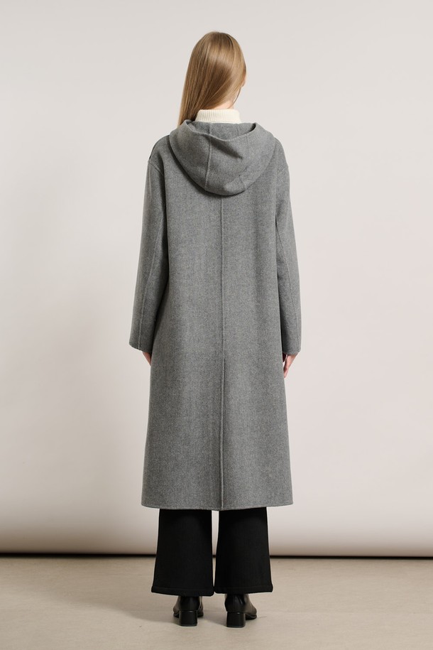 [25WT] 롱 후드 핸드메이드 코트 - MULTI M GRAY A5WBH83297는 여성용 코트로, 가을과 겨울에 착용하기 좋은 오버핏의 롱 기장 핸드메이드 코트입니다. 부드러운 촉감의 울 소재로 제작되었으며, 후드 디자인으로 캐주얼한 느낌을 더했습니다. 베이직하고 미니멀한 스타일로 출근룩, 모임룩, 데이트룩 등 다양한 TPO에 활용 가능합니다. 그레이 컬러의 무지 디자인으로 클래식, 미니멀, 시크한 스타일을 연출하기 좋습니다. 긴 소매와 버튼 여밈 방식으로 따뜻함과 세련됨을 동시에 갖춘 아이템입니다.
