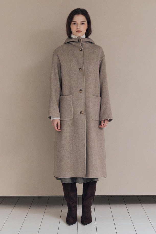 [25WT] 롱후드 핸드메이드코트 - M BEIGE A5WBH83272는 여성 고객을 위한 베이지 색상의 롱 후드 핸드메이드 코트입니다. 가을, 겨울 시즌에 어울리는 두꺼운 울 소재로 제작되어 부드러운 촉감을 선사하며, 루즈핏 디자인으로 편안한 착용감을 제공합니다. 미니멀하고 베이직한 스타일로 출근룩에 활용하기 좋으며, 무지 디자인과 버튼 여밈 방식을 갖추어 깔끔한 실루엣을 연출합니다. 긴 소매 기장의 후드 코트로, 간결하면서도 세련된 분위기를 완성합니다.
