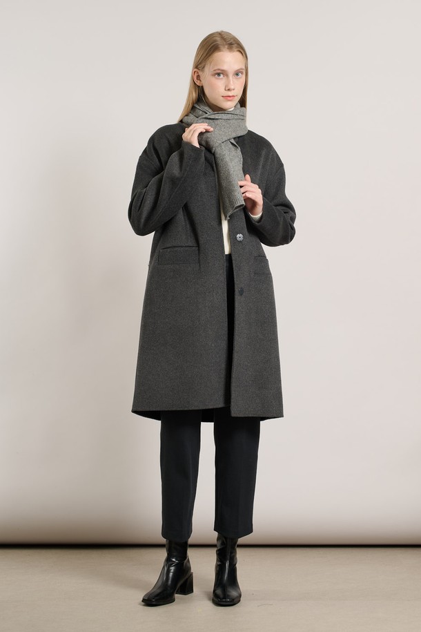 [25WT] 후드 탈부착 핸드메이드 코트 - CHARCOAL GRAY A5WBH83498는 가을, 겨울 시즌에 어울리는 여성용 코트입니다. 차콜 그레이 색상의 무지 패턴으로 미니멀하고 클래식한 스타일을 연출하며, 오버핏으로 편안한 착용감을 선사합니다. 울 소재로 제작되어 두꺼운 두께감을 자랑하며, 후드 탈부착이 가능하여 다양한 스타일을 연출할 수 있습니다. 싱글 버튼 여밈 방식과 긴 소매 기장으로 세련된 디자인을 완성하여 출근룩, 오피스룩, 모임룩 등 TPO에 적합하며, 클래식, 미니멀, 시크 스타일에 잘 어울립니다.
