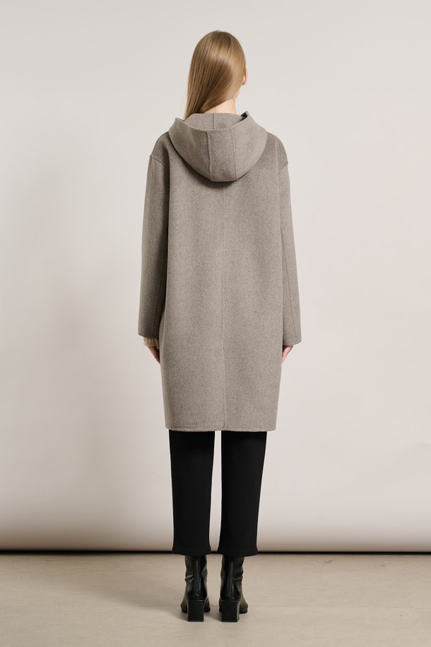 [25WT] 후드 탈부착 핸드메이드 코트 - M BROWN A5WBH83479는 여성 고객을 위한 브라운 컬러의 핸드메이드 코트입니다. 울 소재로 제작되어 가을과 겨울, 두꺼운 두께감으로 따뜻하게 착용할 수 있습니다. 오버핏 디자인에 싱글 버튼 여밈 방식으로, 미니멀하고 클래식한 무드를 연출합니다. 후드가 탈부착 가능하여 다양한 스타일을 소화할 수 있으며, 출근룩, 오피스룩, 모임룩 등 TPO에 맞춰 시크하게 연출하기 좋습니다. 긴 소매 기장의 무지 패턴 코트로, 활용도 높은 데일리 아이템입니다.
