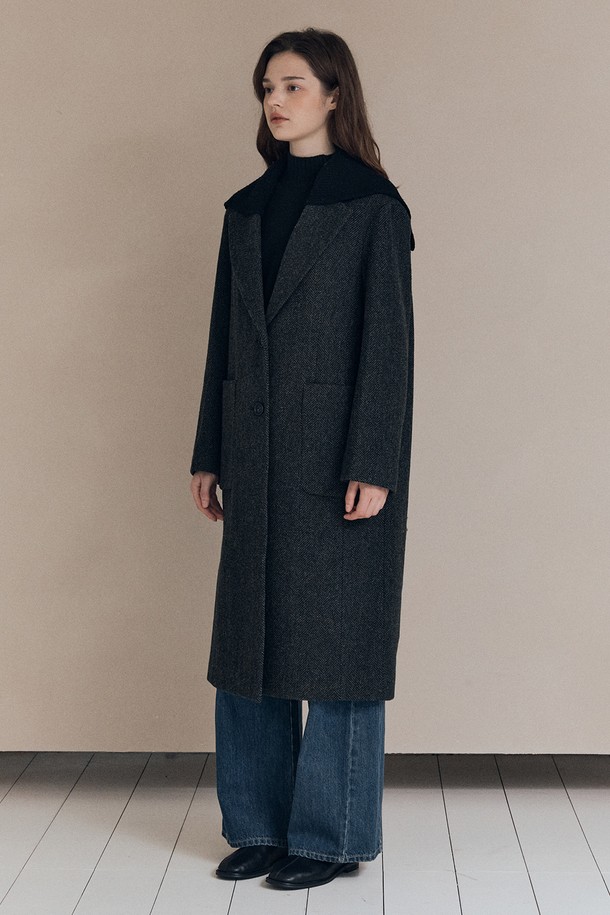 세련된 스타일을 완성하는 [25WT] 세일러 니트 카라 코트 - KHAKI A5WBH84945입니다. 부드러운 촉감의 니트 소재로 제작되어 가을, 겨울 시즌 따뜻하게 착용할 수 있습니다. 롱 기장에 레귤러 핏으로, 클래식하고 베이직한 디자인을 연출하며, 카키 컬러와 무지 패턴이 세련된 분위기를 더합니다. 세일러 코트 타입에 버튼 여밈 방식으로 편안하게 즐길 수 있으며, 출근룩, 모임룩, 데이트룩 등 다양한 TPO에 활용 가능합니다. 미니멀, 시크 스타일을 선호하는 여성에게 추천합니다.
