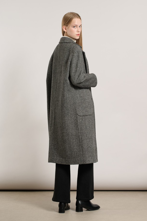 [25WT] 세일러 니트 카라 코트 - BLACK A5WBH84999는 가을, 겨울 시즌 여성의 우아한 스타일을 완성하는 코트입니다. 블랙 컬러의 무지 디자인으로, 출근룩, 오피스룩, 모임룩 등 다양한 TPO에 활용 가능합니다. 울 소재에 두꺼운 두께감으로 따뜻함을 더하며, 세일러 스타일의 니트 카라가 포인트로 클래식하면서도 시크한 분위기를 연출합니다. 레귤러핏의 미디엄 기장으로 편안한 착용감을 선사하며, 싱글 버튼 여밈으로 깔끔하게 마무리됩니다. 베이직하면서도 세련된 디자인으로 두고두고 즐겨 입을 수 있는 아이템입니다.
