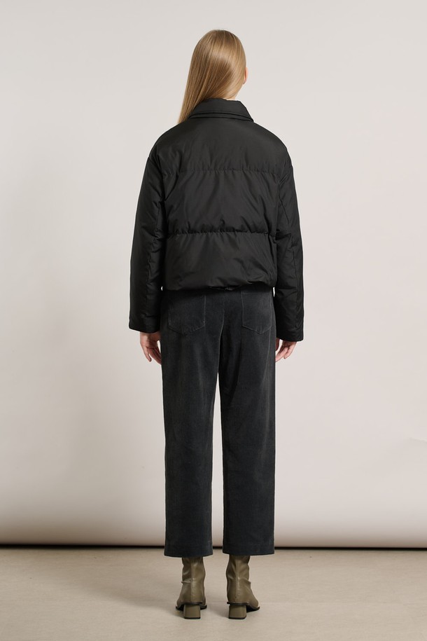 [25WT] 셔츠카라 숏 덕다운 - BLACK A5W9F80399는 여성용으로, 겨울철 일상에서 활용하기 좋은 숏 기장의 블랙 덕다운입니다. 셔츠 카라 디자인과 버튼 여밈 방식으로 캐주얼하면서도 베이직한 스타일을 연출합니다. 겉감은 부드러운 촉감의 나일론 소재로 제작되었으며, 넉넉한 두께감으로 보온성을 높였습니다. 레귤러핏으로 편안하게 착용 가능하며, 긴 소매 기장으로 따뜻함을 더했습니다. 미니멀하고 클래식한 스타일을 선호하는 분들께 추천합니다.
