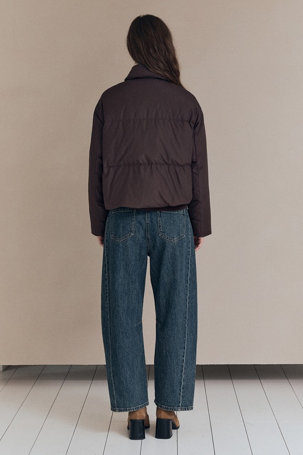 [25WT] 셔츠카라 숏 덕다운 - 다크 브라운 A5W9F80375는 여성용 아우터입니다. 캐주얼 및 베이직 스타일의 숏 기장 숏패딩으로, 셔츠 카라 디자인이 특징입니다. 겨울철 보온성을 제공하며, 오버핏으로 제작되어 편안한 착용감을 선사합니다. 부드러운 촉감의 덕다운 소재와 긴 소매 기장, 다크 브라운 컬러의 무지 디자인으로 미니멀한 스타일을 연출합니다. 집업 방식으로 간편하게 착용할 수 있습니다.
