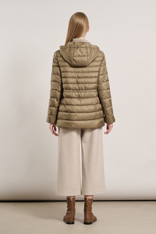 [25WT] 경량 스트링 덕다운 - LIGHT KHAKI A5W9F80781는 가볍고 따뜻한 겨울철 여성 아우터입니다. 라이트 카키 컬러의 무지 디자인으로, 캐주얼 및 베이직 스타일을 연출하기 좋습니다. 부드러운 촉감의 나일론 소재를 사용하여 편안한 착용감을 제공하며, 레귤러핏과 집업 여밈 방식으로 활동성을 높였습니다. 경량 스트링 디테일이 돋보이며, 여행룩이나 산책룩과 같은 일상적인 TPO에 적합합니다. 덕다운 충전재로 보온성을 강화하여 추운 겨울에도 따뜻하게 입을 수 있습니다.
