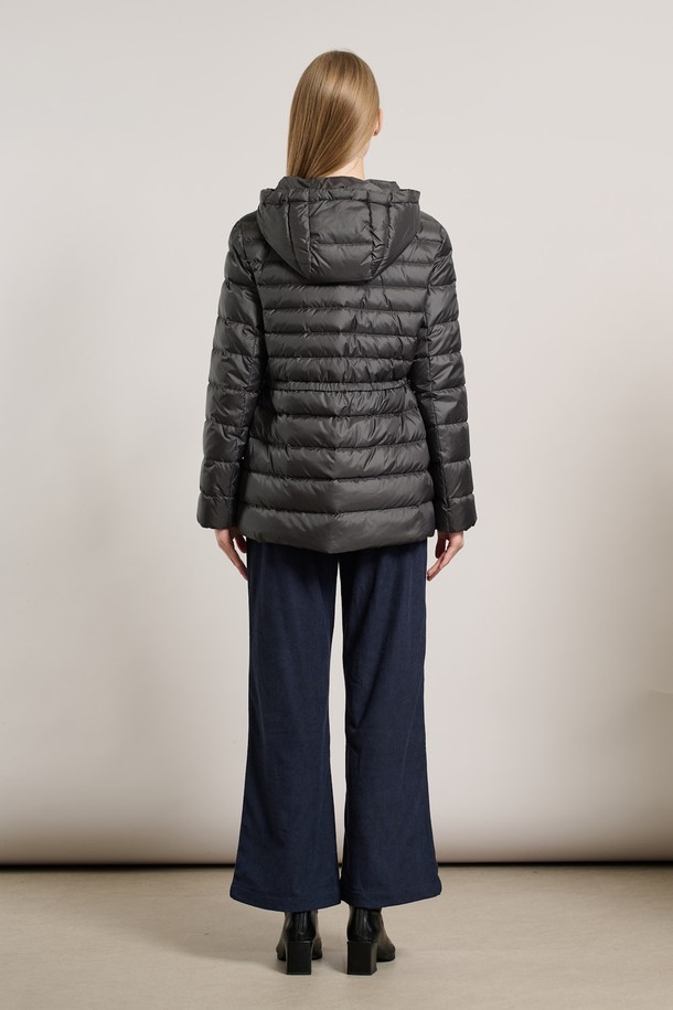 [25WT] 경량 스트링 덕다운 - DARK GRAY(다크 그레이) A5W9F80717는 여성용 아우터로, 겨울철 일상과 출근룩에 적합한 패딩입니다. 캐주얼 및 미니멀 스타일을 추구하는 분들을 위한 무지 디자인의 레귤러핏 크롭 기장 제품입니다. 나일론 소재로 제작되어 부드러운 촉감을 제공하며, 경량 스트링 디자인으로 활동성을 높였습니다. 두꺼운 두께감으로 보온성을 강화한 긴소매 집업 스타일의 덕다운 패딩입니다.
