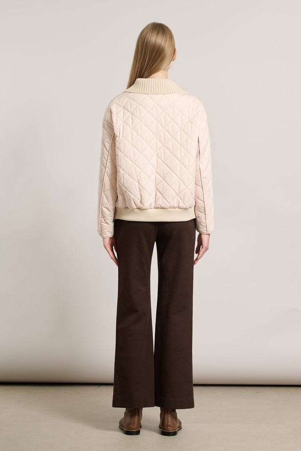 [25WT] 니트 카라 퀼팅 점퍼 - LIGHT BEIGE A5W9R10171는 여성스러운 분위기를 자아내는 라이트 베이지 컬러의 점퍼입니다. 봄, 가을 간절기에 어울리는 얇은 두께감과 부드러운 니트 소재로 제작되어 편안한 착용감을 선사합니다. 퀼팅 처리된 디자인과 카라 디테일이 돋보이며, 레귤러핏과 크롭 기장으로 캐주얼하면서도 스타일리시한 연출이 가능합니다. 데이트룩, 봄 소풍룩 등 다양한 TPO에 활용하기 좋으며, 미니멀, 클래식 스타일을 즐겨 입는 분들께 추천합니다. 집업 스타일로 간편하게 착용할 수 있습니다.
