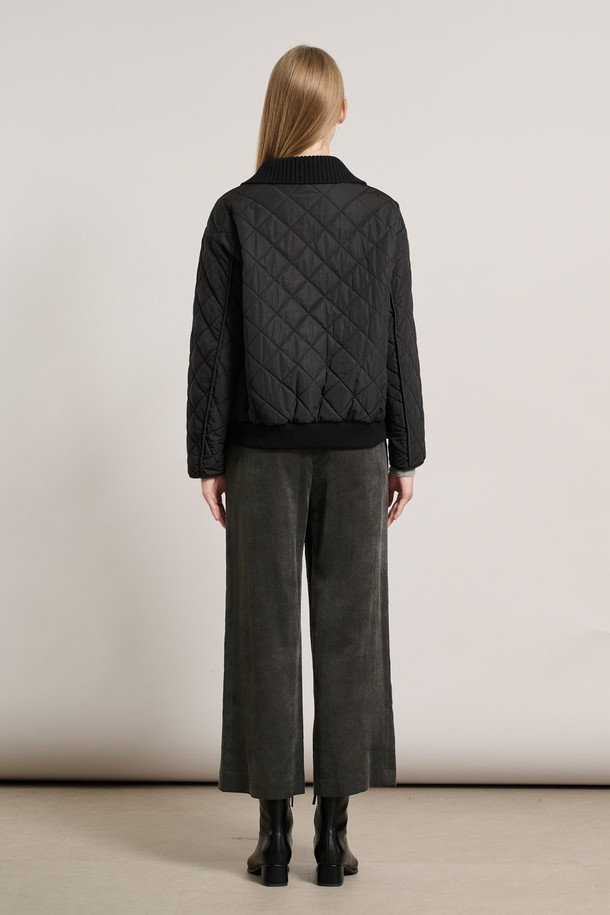 [25WT] 니트 카라 퀼팅 점퍼 - BLACK A5W9R10199는 여성용 아우터 점퍼입니다. 캐주얼하고 베이직한 스타일의 블랙 컬러 퀼팅 점퍼로, 가을과 겨울에 따뜻하게 착용할 수 있습니다. 촘촘한 니트 소재와 부드러운 촉감이 특징이며, 두꺼운 두께감으로 보온성을 높였습니다. 레귤러 핏에 긴 소매, 카라 디테일과 버튼 여밈 방식을 적용하여 클래식하면서도 미니멀한 무드를 연출합니다.
