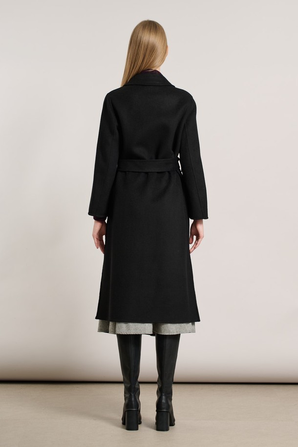 [25WT] 벨티드 핸드메이드 코트 - BLACK A5WAH88299는 미니멀하고 클래식한 스타일을 추구하는 여성 고객을 위한 롱 기장의 핸드메이드 코트입니다. 울 소재로 제작되어 두꺼운 두께감을 자랑하며, 가을과 겨울 시즌에 따뜻하게 착용할 수 있습니다. 블랙 컬러의 무지 디자인은 어떤 룩에도 쉽게 매치할 수 있으며, 벨트 디테일로 허리 라인을 강조하여 세련된 실루엣을 연출합니다. 오피스룩, 출근룩, 모임룩 등 다양한 TPO에 활용 가능하며, 시크하고 세련된 스타일을 완성해 줍니다. 긴 소매 기장과 루즈핏으로 편안함과 스타일을 동시에 만족시키는 아이템입니다.
